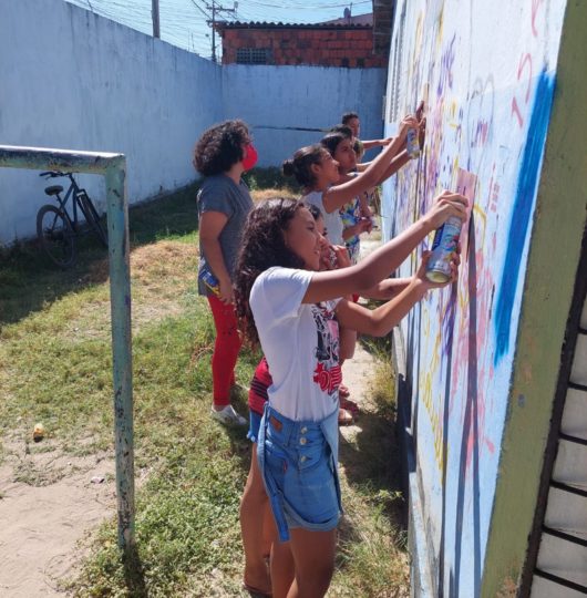 Dans le quartier de Jardim União, les adolescents participent à un atelier de graffiti pour les droits de l'enfant