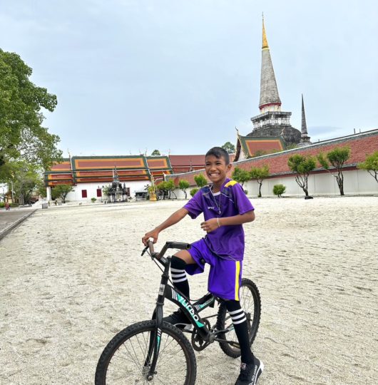 Ton, un jeune garçon de 11 ans sur son vélo