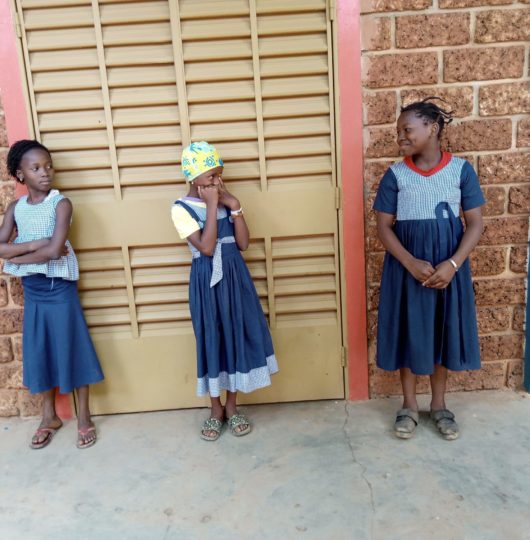 De jeunes enfants bénéficiaires du Dispensaire Trottoir au Burkina chantent pour leurs droits