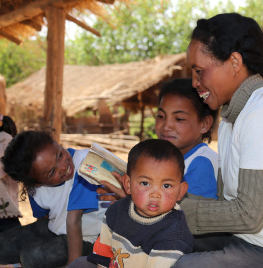 Moment de lecture de la maman pour ses enfants