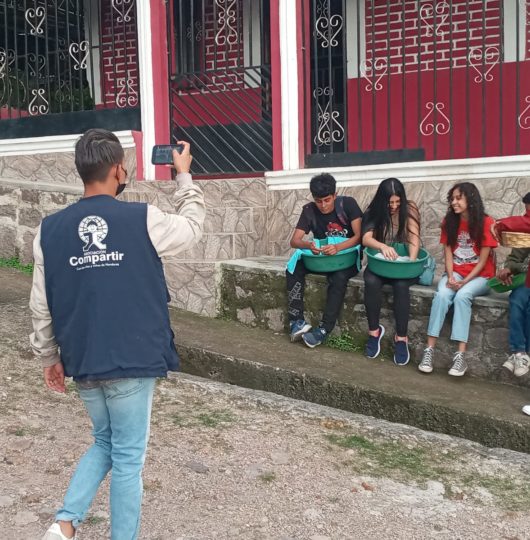 Making off du court métrage réalisé par des adolescents bénéficiaires de Compartir au Honduras