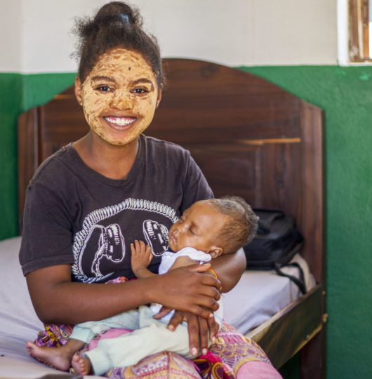 Photo de Lianah et Linah Maman et son bébé soutenues par BEL AVENIR à Madagascar