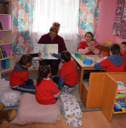 Enfants bénéficiaires de Renaitre en Roumanie en cours d'apprentissage