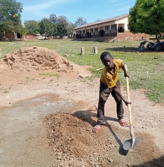 Noé âgé de 12 ans, apprend la maçonnerie auprès de son oncle paternel.