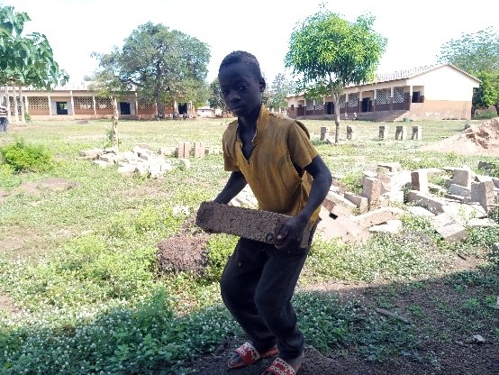 Jeune enfant de la zone d’intervention de RACINES au Bénin en âge d’être scolarisés qui se retrouve dans des ateliers pour une formation professionnelle