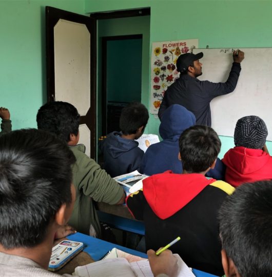 Classe avec des enfants qui apprennent une leçon au centre d'accueil de VOC