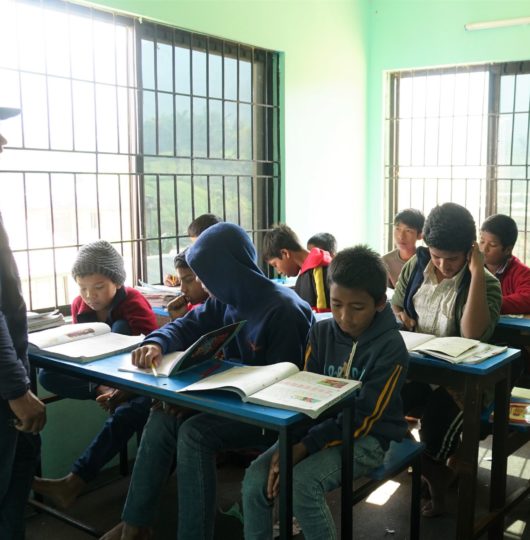 Classe avec des enfants qui apprennent une leçon au centre d'accueil de VOC