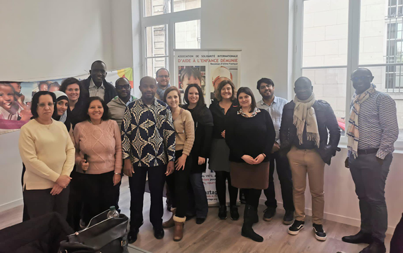 Photo de groupe lors de l'atelier de 3 jours sur le projet intitulé « Cantines des Écoles du Monde » avec 3 partenaires