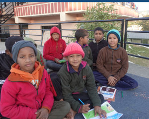 Groupe d'enfants pris en charge dans le centre d'accueil de Voice of Children